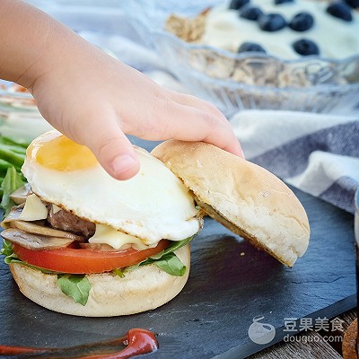 Confuse # of your beef hamburger to eat Western-style food # together