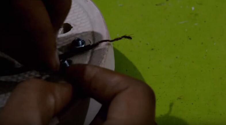 切开塑料桶并装入电热圈，用它刚洗的衣服也能快速烘干