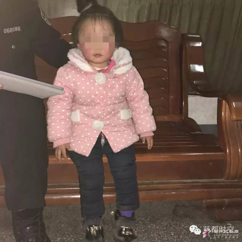 两岁女孩被丢在魏武农贸市场，原因竟是父母在做这件事