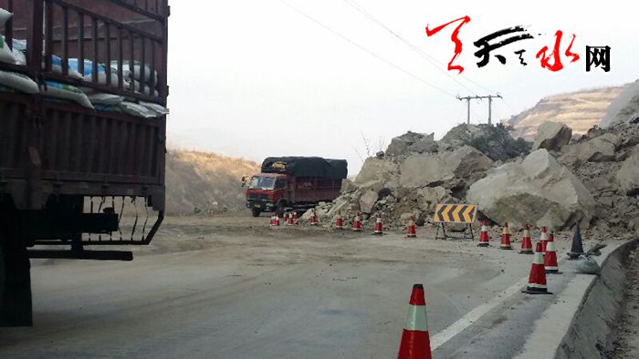 310国道太碌段发生山体塌方 公路部门已抢通便道