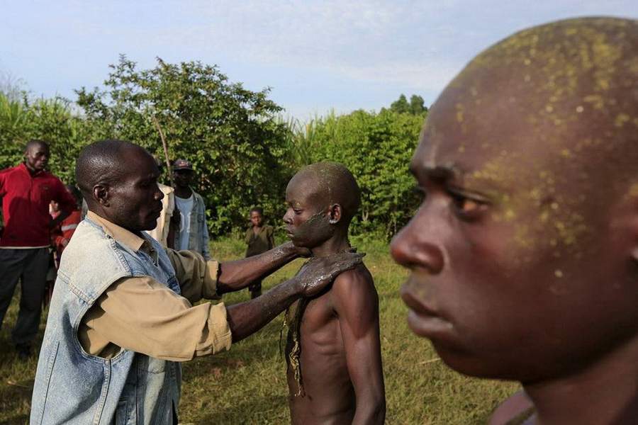 肯尼亚部落的“行割礼”真是残忍有疼痛啊，吓人（图）