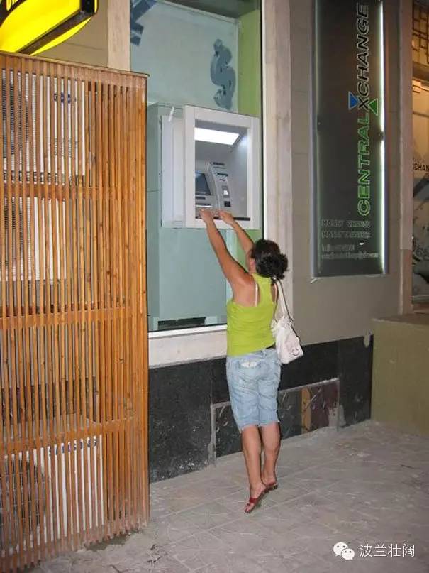 世界各国人民是怎么从ATM机上取钱的？