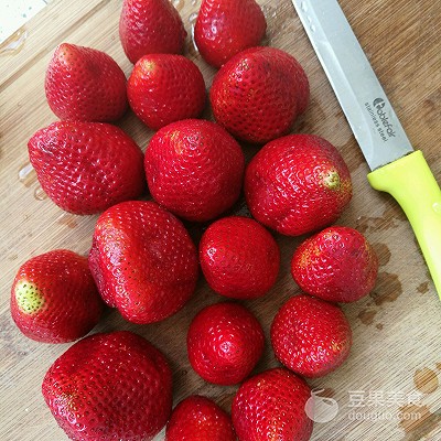 Strawberry the practice of 1000 cake