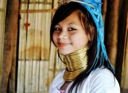 泰国长颈族女子脖子上戴十几个铜环，一生只取下三次