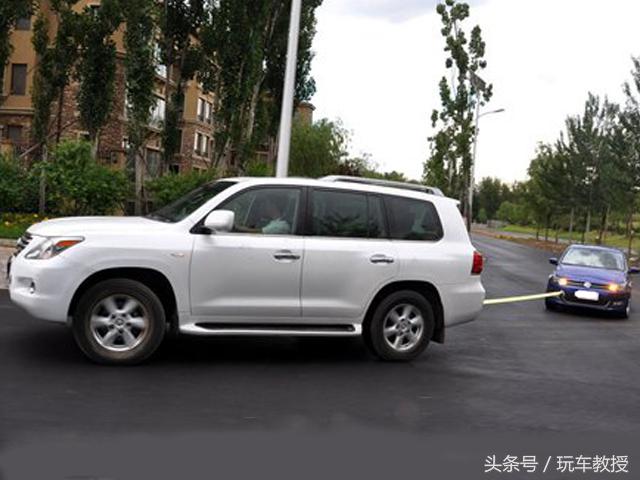 车子跪在路边 叫拖车还有那么多学问！