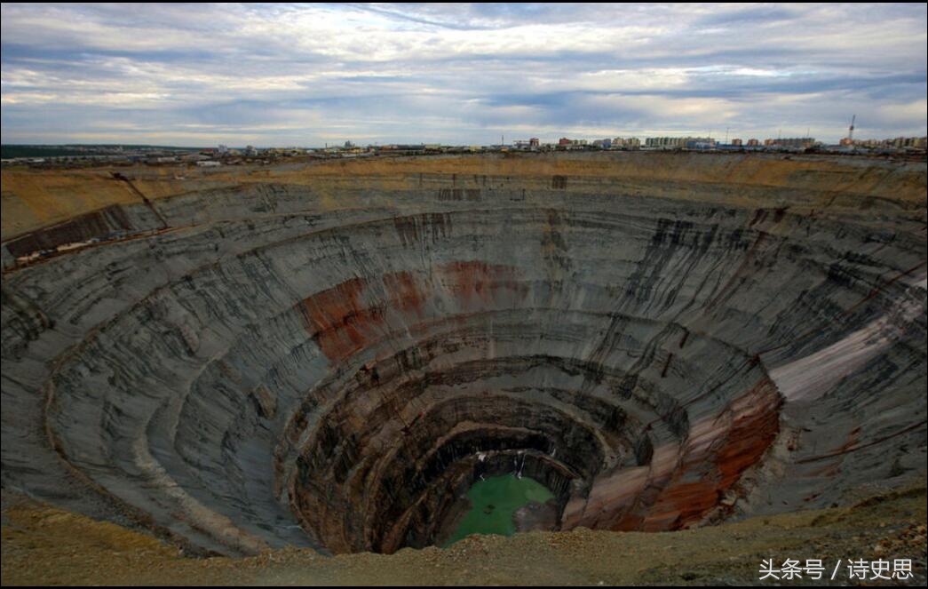 照片实拍俄罗斯超大钻石矿切割厂：现场宛若天坑，可开采三千年