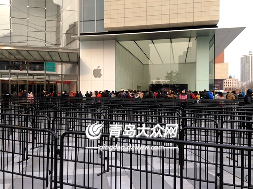 山东首家Apple零售店开业 青岛“果粉”冒严寒捧场