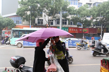 东乡交警开展摩托车电动车“清伞”行动1500余把遮阳伞被销毁