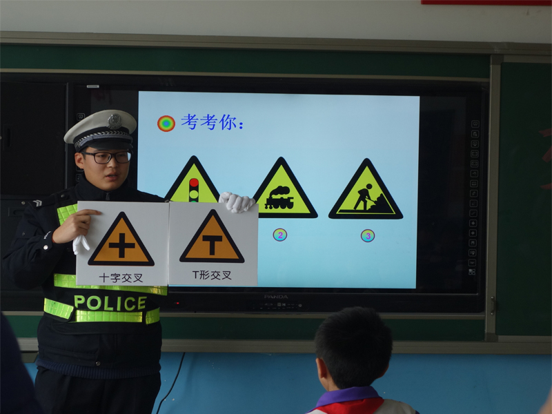 邯郸开发区交警大队走进世纪路小学上交通安全课