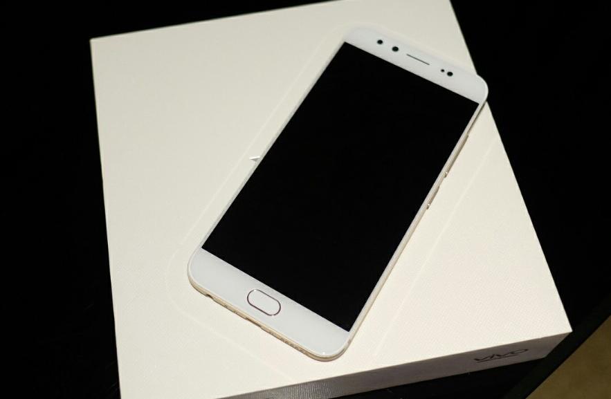 彭于晏品牌代言自拍照最強机，外置双镜头vivo X9与众不同