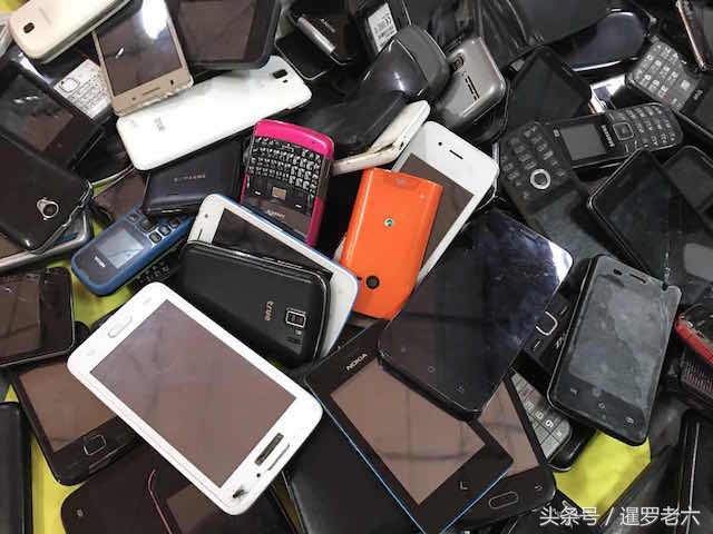 泰国的电子废品销售市场里的这些二手手机，哪种手机上是您以前的追忆？