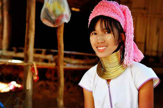 泰国长颈族女子脖子上戴十几个铜环，一生只取下三次
