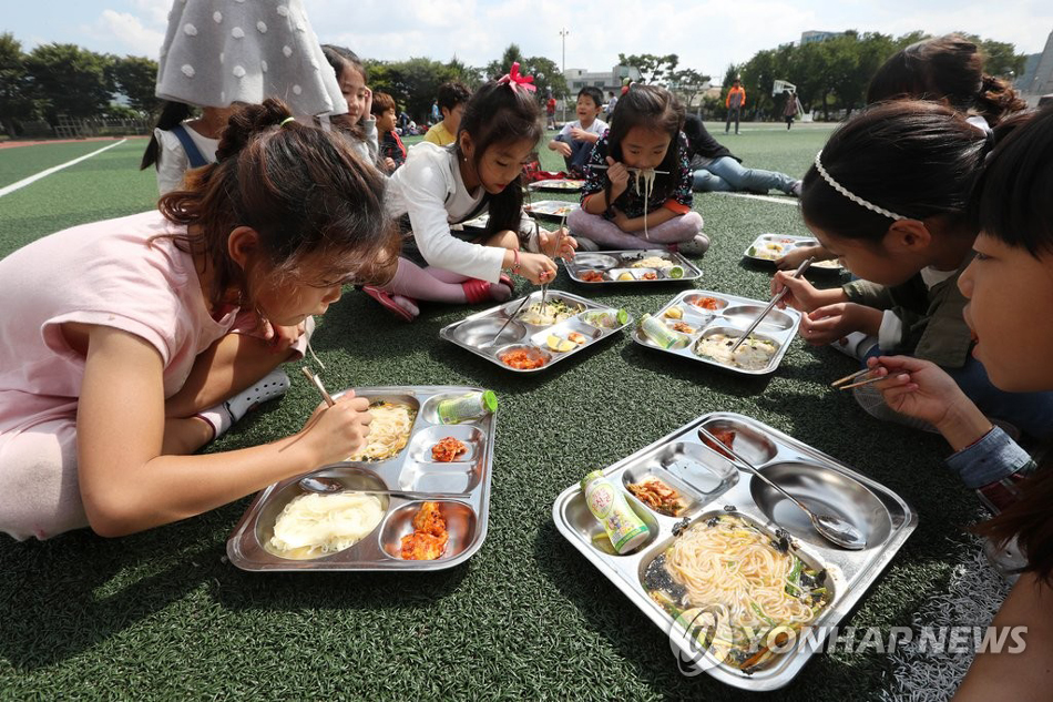 韩国庆州再发余震 小学师生在操场吃午饭