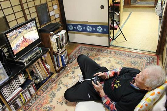 在游戏中体验过往人生 日本80岁老人热衷《黑暗之魂》