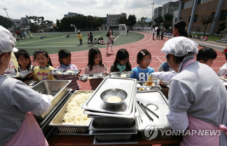 韩国庆州再发余震 小学师生在操场吃午饭