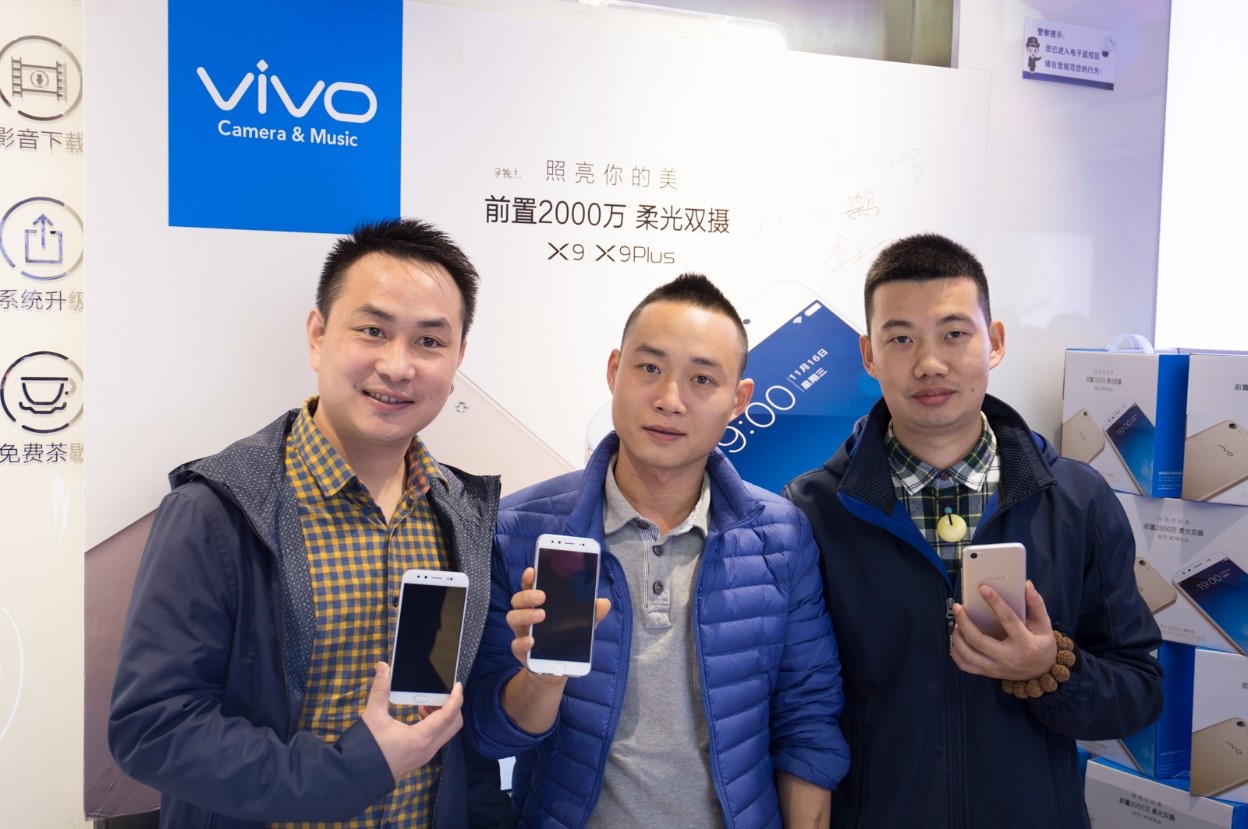 vivo X9首销人气值受欢迎，选购客户男女老少都是有