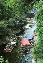 高冠峪河道搭建仍存在 游客水上就餐
