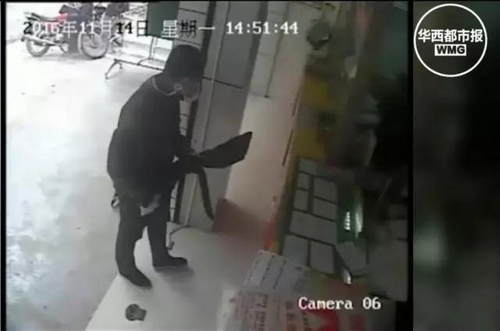 银行遭劫 女柜员被1.5米长枪顶头