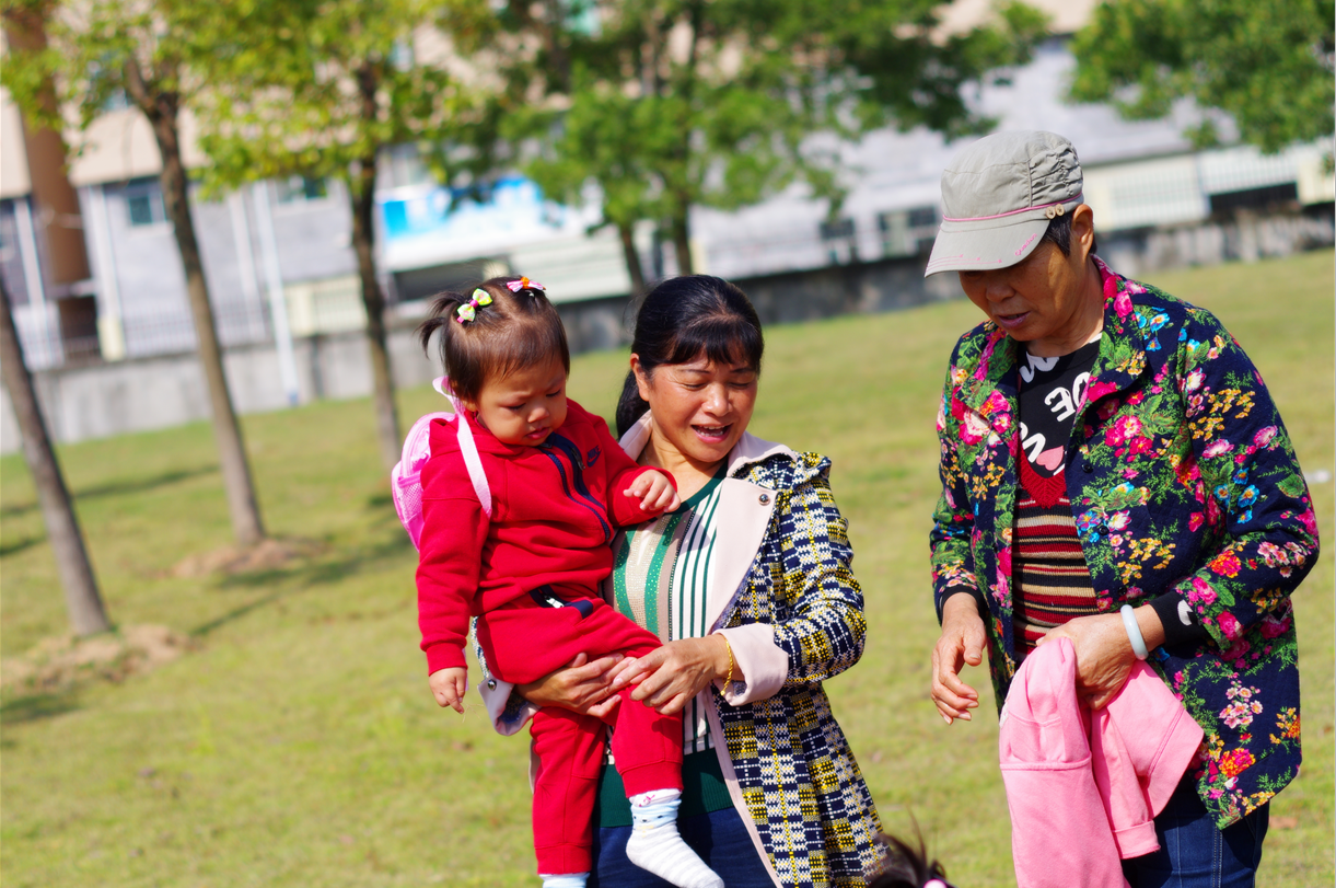 深圳北站草坪新发现，一群奶奶带着一群萌娃，场面很欢乐温馨