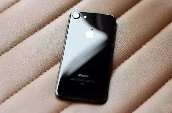 iPhone7亮黑版一星期应用，没带手机套确实很后悔莫及