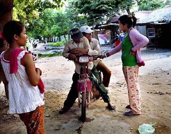 柬埔寨乡村歌厅中“卡拉ok女孩”的心酸生活
