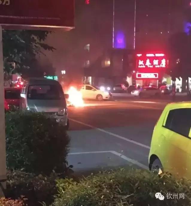金穗街摩托车与小车相撞后起火爆炸，车毁人伤