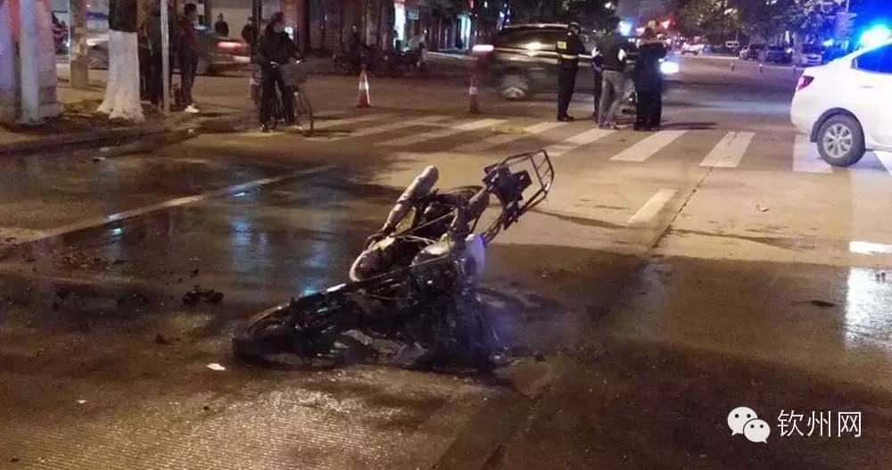 金穗街摩托车与小车相撞后起火爆炸，车毁人伤