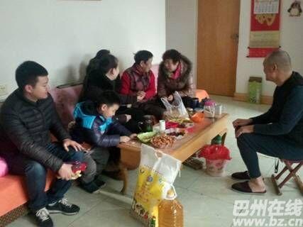新华社区党委为残疾人家庭送温暖