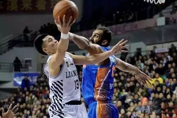 cba替补席为什么广告隔开(看完CBA这些装备，再看NBA的，差距还是很大的！)