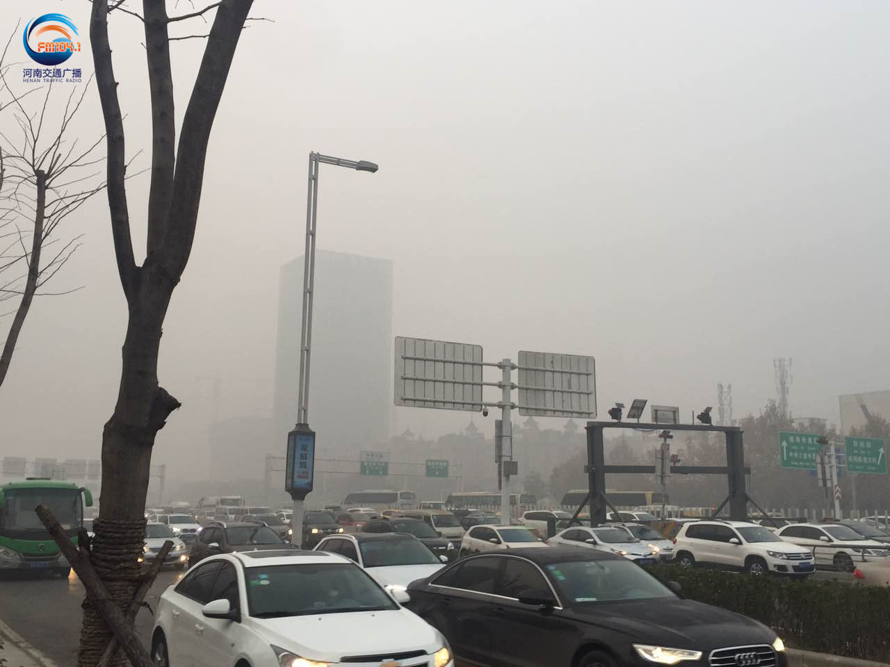 周一早高峰，郑州市区“雾里看花”，事故不断！