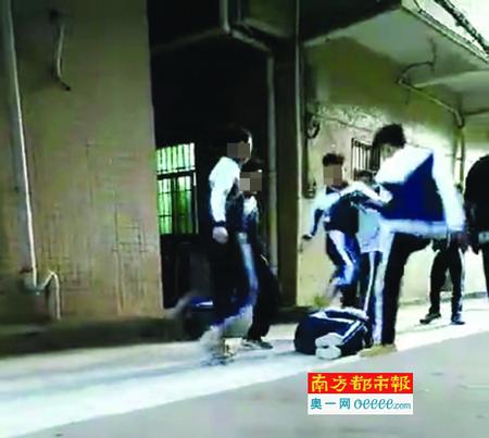 深圳初中生遭同学围殴 称因举报对方收“保护费”