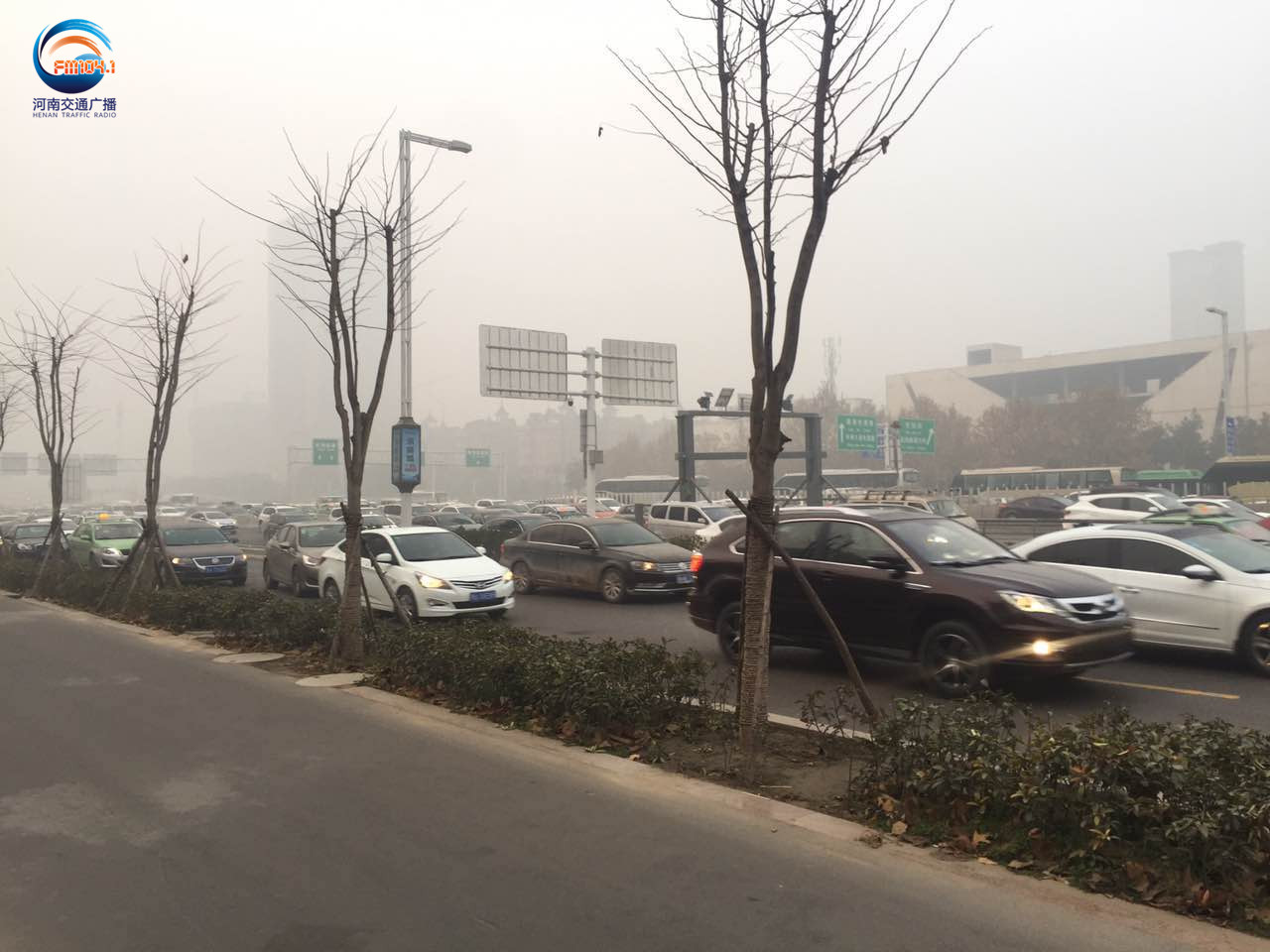 周一早高峰，郑州市区“雾里看花”，事故不断！