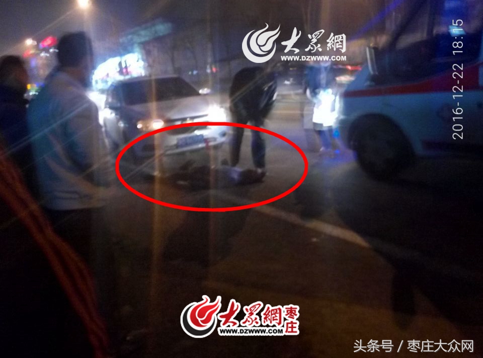 突发：枣庄 市中区人民路发生车祸 男子被卷入轿车底下