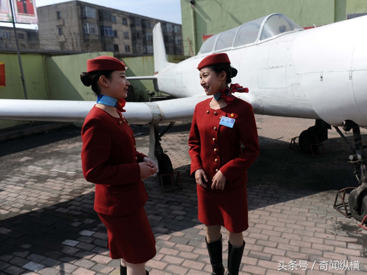 实拍空姐上岗前的培训：礼仪仪态只是最基本的，还要练习多方面