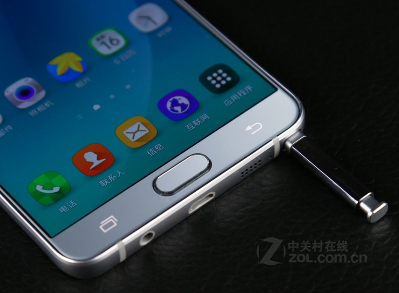 一年前的三星Note5就早已有着超窄外框了,仅仅不张扬不宣传策划