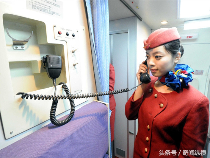 实拍空姐上岗前的培训：礼仪仪态只是最基本的，还要练习多方面