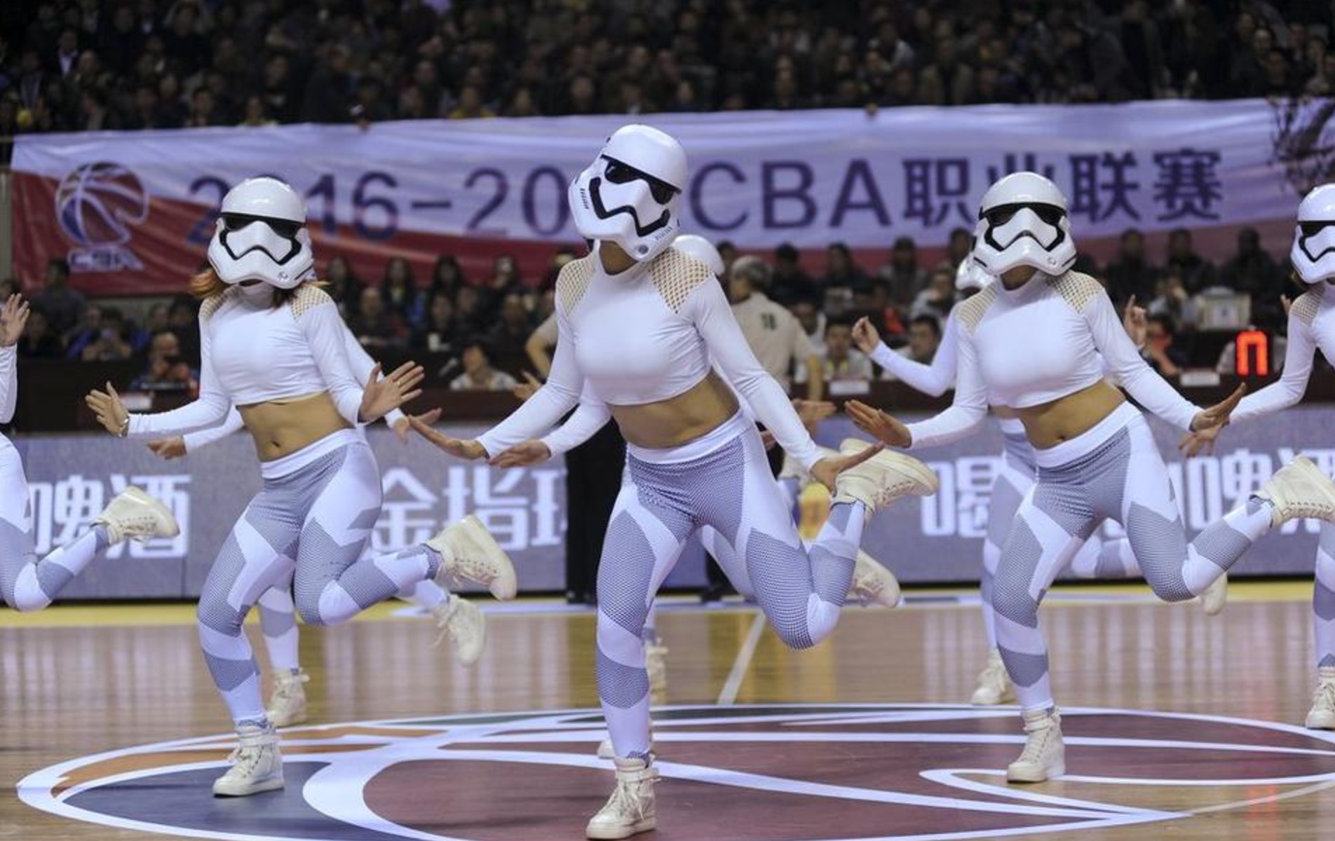 cba哪个主场啦啦队最好看(NBA经典星球大战造型现身CBA江苏主场 拉拉队们大秀好身材)