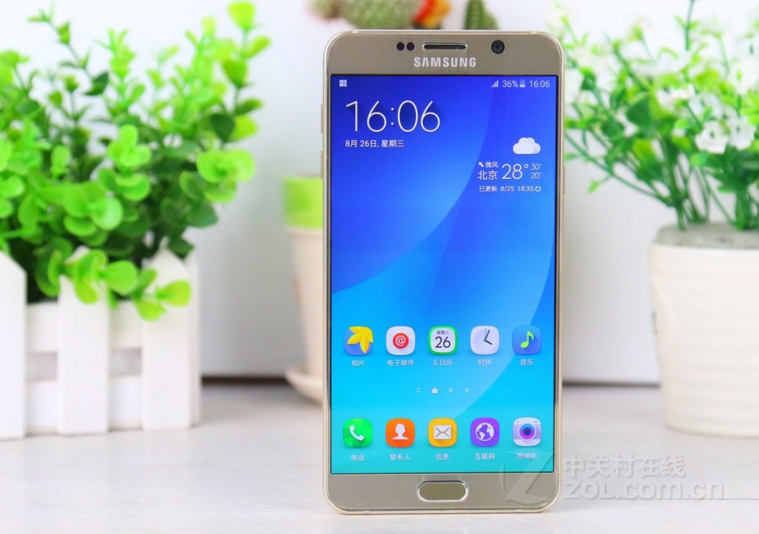 一年前的三星Note5就早已有着超窄外框了,仅仅不张扬不宣传策划