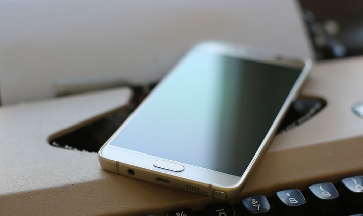 一年前的三星Note5就早已有着超窄外框了,仅仅不张扬不宣传策划