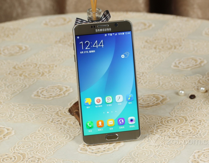 一年前的三星Note5就早已有着超窄外框了,仅仅不张扬不宣传策划