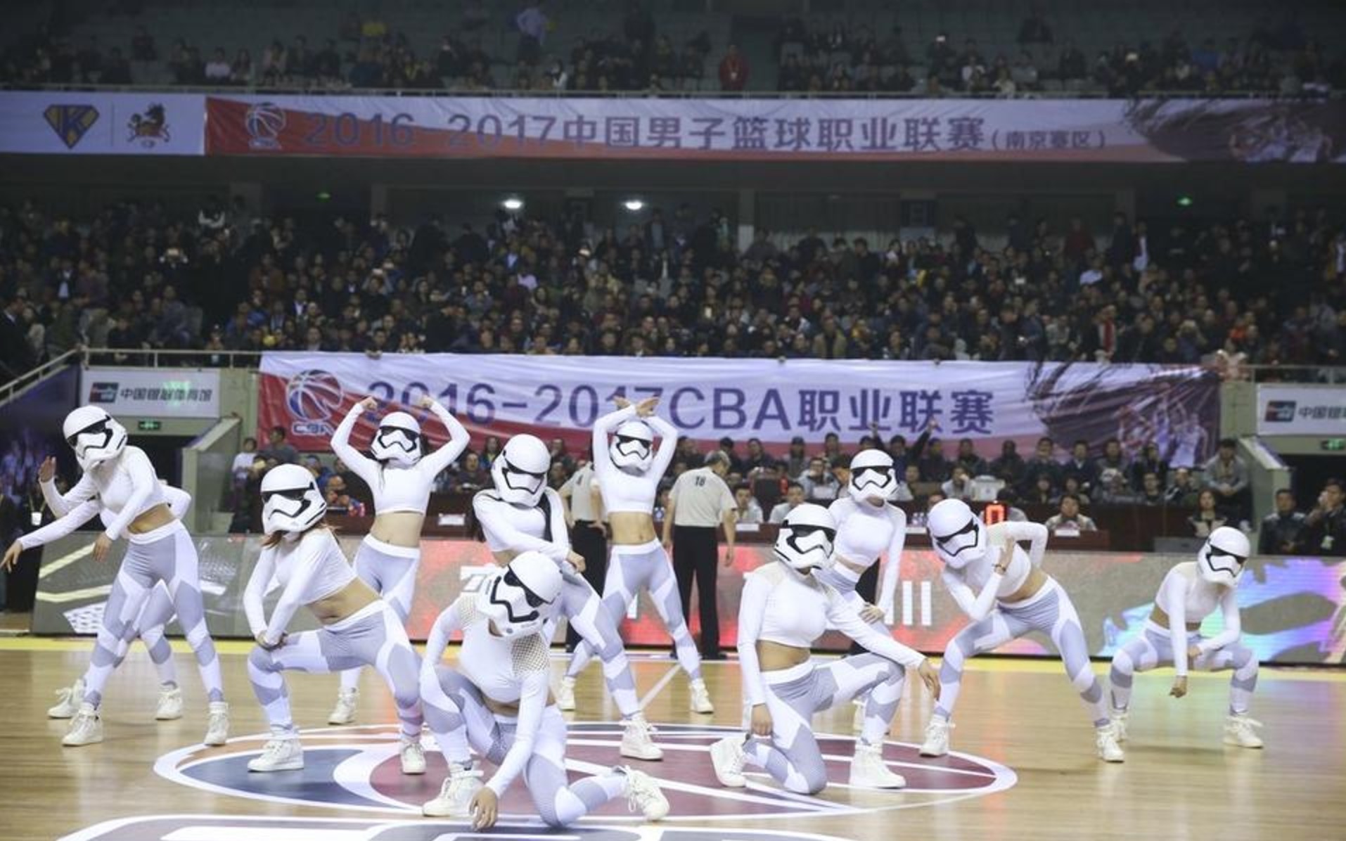 cba哪个主场啦啦队最好看(NBA经典星球大战造型现身CBA江苏主场 拉拉队们大秀好身材)