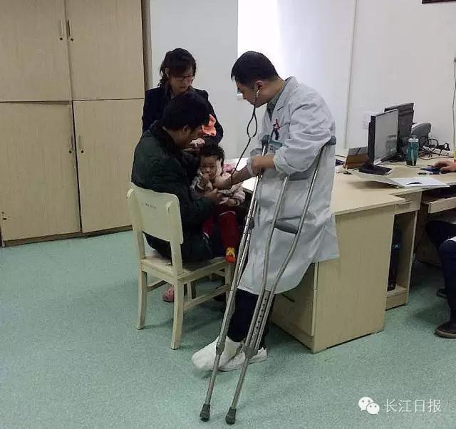 武汉这位儿科医生好“傻”！ 年轻妈妈见到他时简直惊呆了！