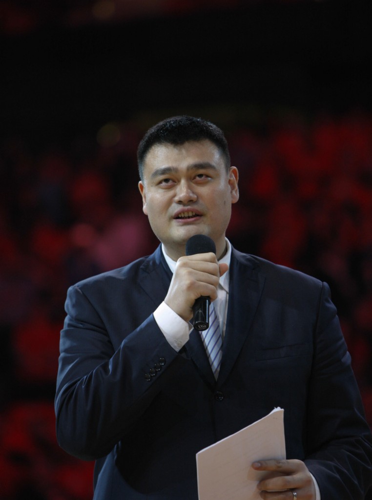 姚明是哪个球队的(篮球——NBA：姚明球衣在火箭队主场退役)