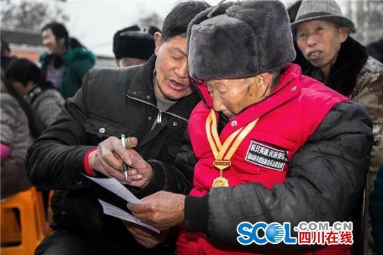 仁寿：儿子背起109岁老父徒步两公里参加村委换届选举