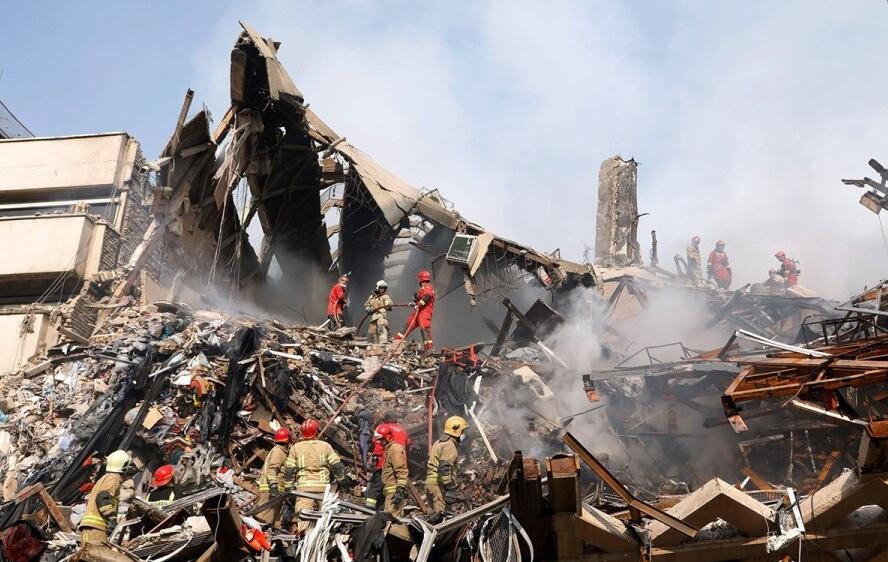 伊朗塌楼搜救持续 官方称幸存机会渺茫