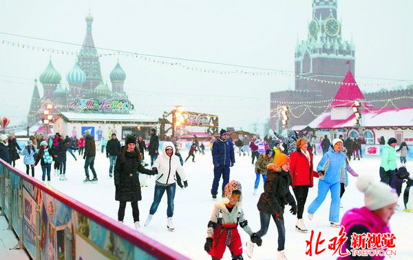 冬季莫斯科红场冰场火爆 偶遇世界滑冰名将见惯不怪
