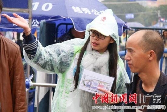 广东大学生志愿者在火车站冒雨服务春运