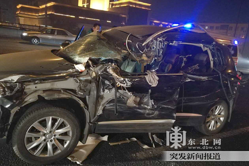 哈市文昌桥上货车撞铲车后被一越野车追尾 一人受伤