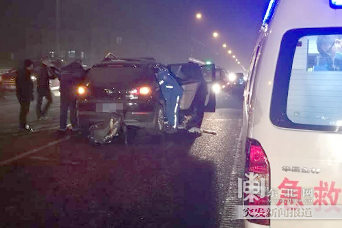 哈市文昌桥上货车撞铲车后被一越野车追尾 一人受伤