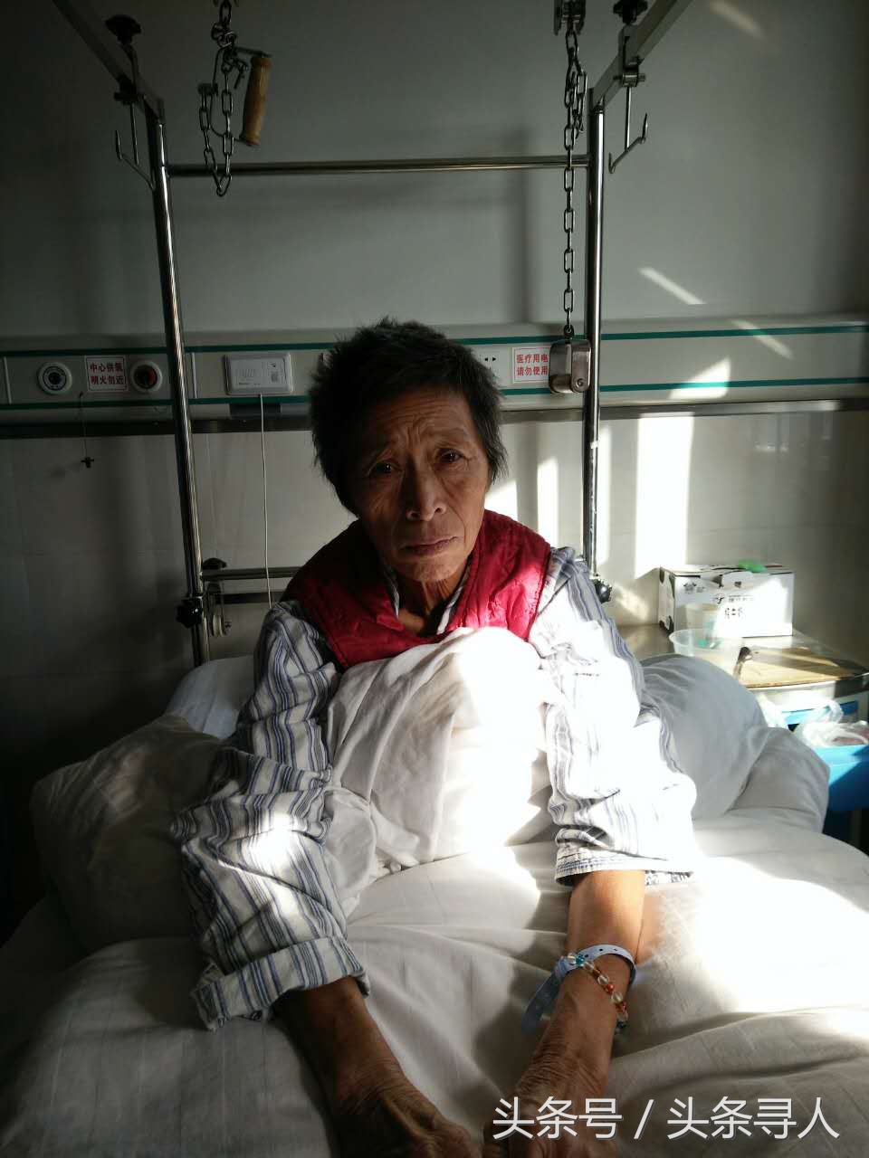 六旬老太在安徽宣城被救助，高1米6，现在医院接受救治，寻家属